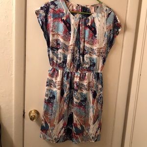 Mid length dress with paint pattern